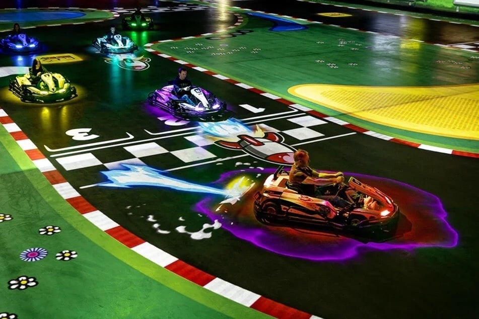Wie im Videospielklassiker "Mario Kart‘" flitzt man in Elektro-Karts durch die Halle.