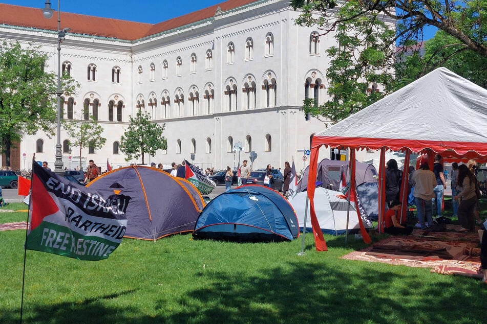 Das Pro-Palästina-Protestcamp vor dem Hauptgebäude der Ludwig-Maximilians-Universität darf bleiben.