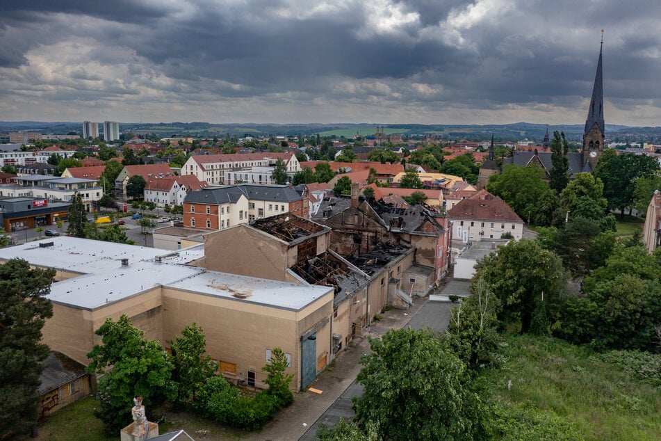 Vermutlich Brandstifter sorgten Anfang Juni 2025 für das Feuer in der ehemaligen Staatsoperette im Dresdner Stadtteil Leuben. Das Gebäude brannte aus.