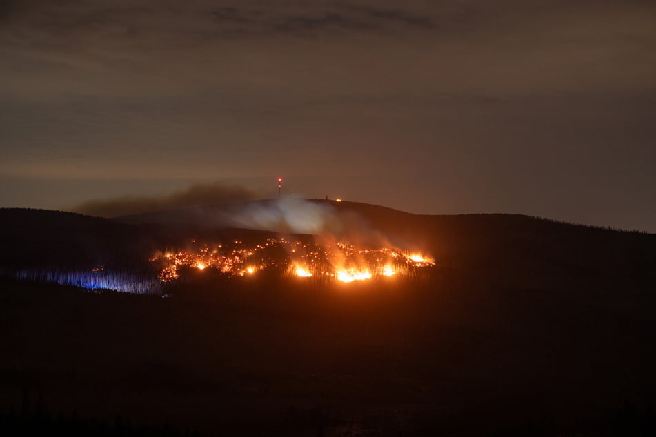 Zwar hat sich die Situation am Samstagabend ein wenig entspannt, trotzdem flammen noch Glutnester auf.