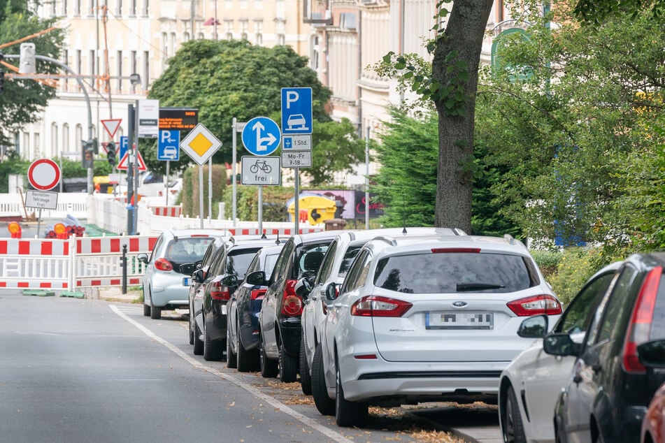Kleine Hoffnung für Kaßberger: An den aktuell stillgelegten Haltestellen "Leonhardtstraße" und "Henriettenstraße" darf übergangsweise geparkt werden.