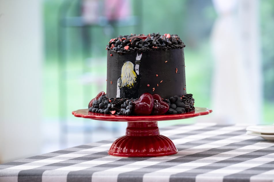 Ihr tiefschwarzer Heavy-Metal-Kuchen rettet sie in die nächste Runde.