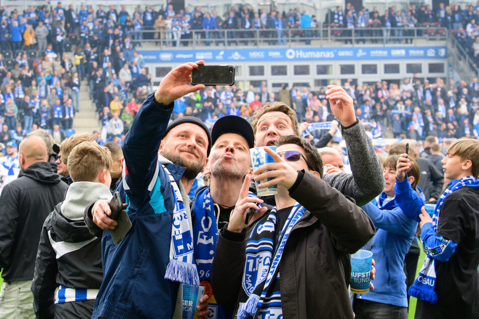 Fans des 1. FC Magdeburg bei der improvisierten Aufstiegsfeier nach dem Heimsieg gegen den FSV Zwickau am 24. April.