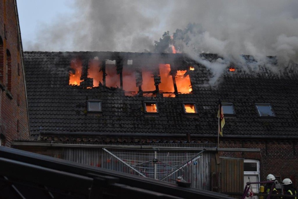 Flammen loderten am Einsatzort aus dem Dach des Gebäudes.