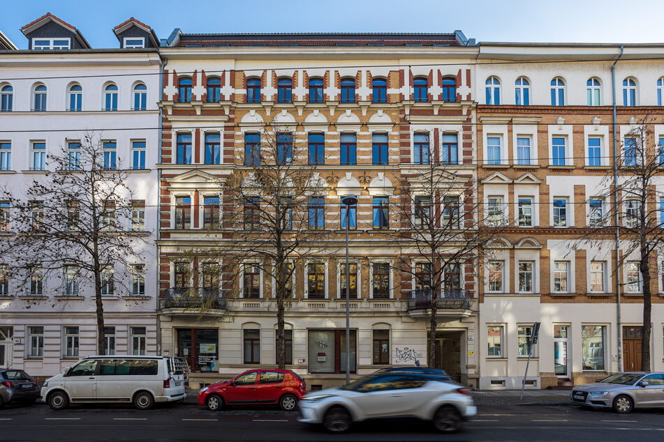 Im ersten Stock dieses Leipziger Mehrfamilienhauses kam es im Juli zu der fast tödlich verlaufenen Messer-Attacke.