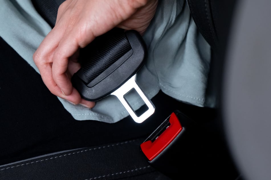 Ein Autofahrer aus Sachsen-Anhalt hätte sich schwere Verletzungen ersparen können, wenn er angeschnallt gewesen wäre. (Symbolbild)