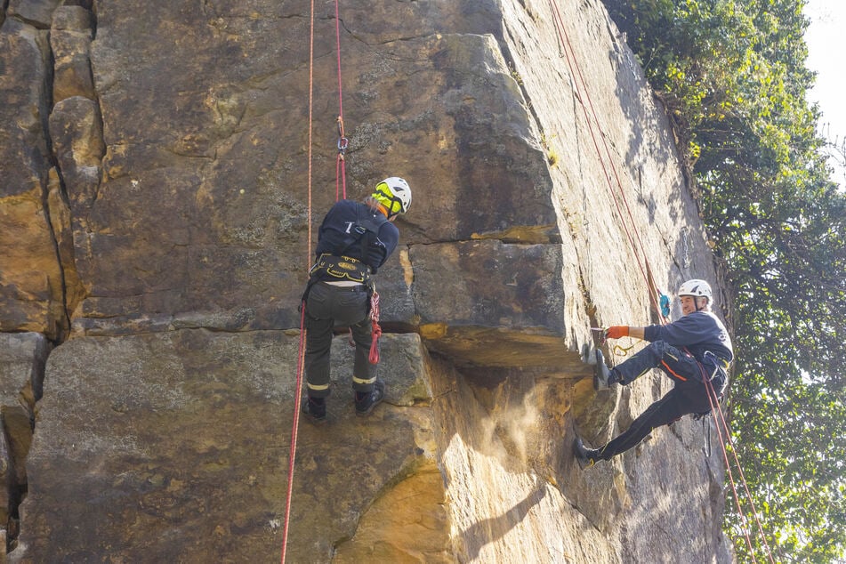 Hier klettert der Chef noch selbst! Thomas Löwinger (72, rechts) am Fels.