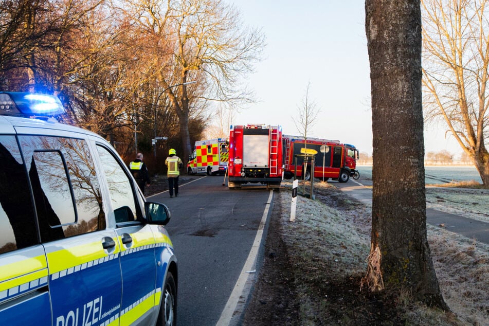 In Ostholstein ist am Mittwochmorgen ein VW Eos zwischen Neukirchen und Meeschendorf gegen einen Baum gekracht. Zahlreiche Einsatzkräfte waren vor Ort.