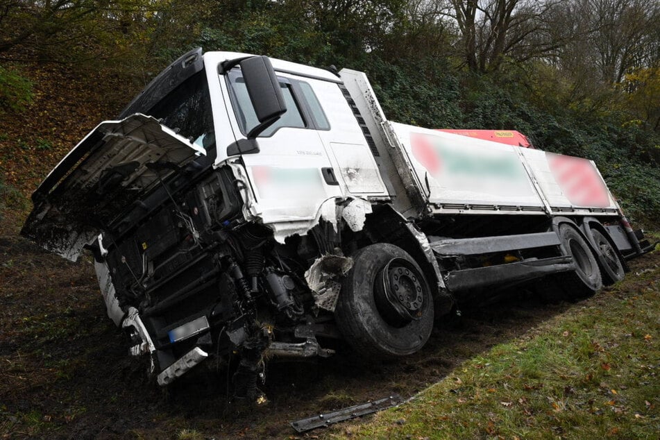 Der Lkw kam bei dem Zusammenstoß auch von der Straße ab und blieb im Graben liegen.