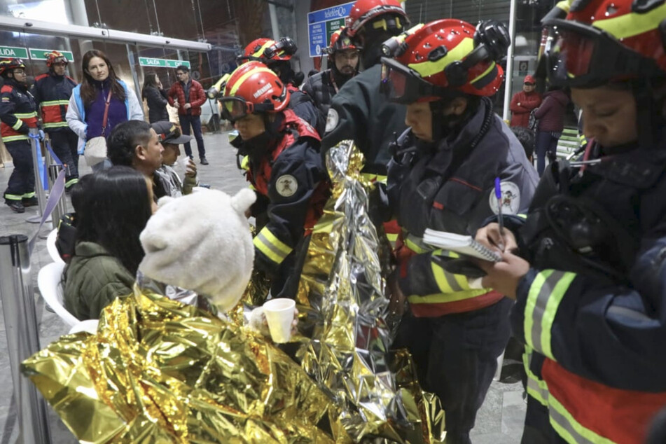 Rettungskräfte versorgten die eingeschlossenen Passagiere mit Rettungsdecken: In der Nacht wurde es kalt!
