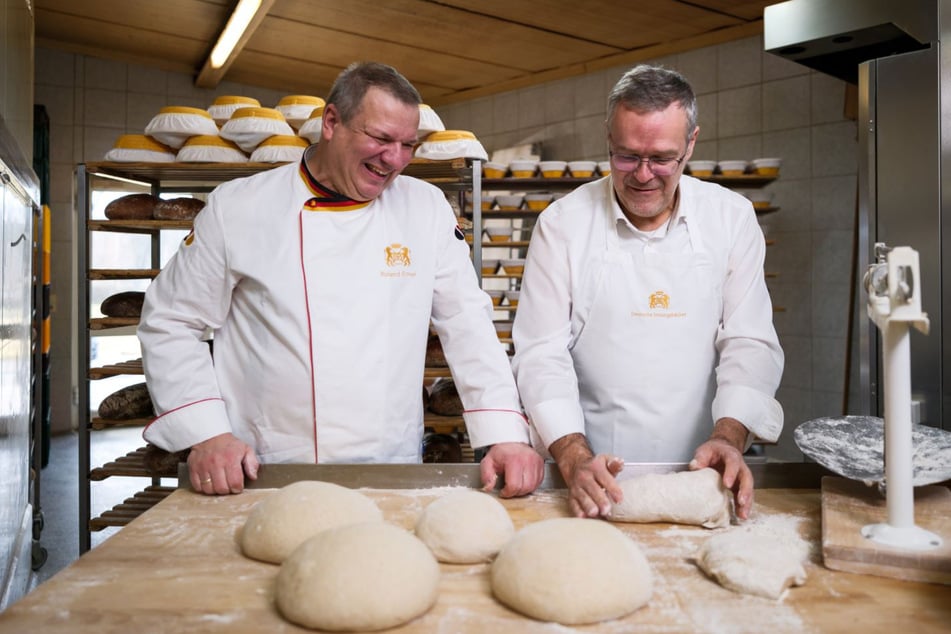 Präsidenten unter sich: Der Handwerkspräsident Jörg Dittrich (re.) wird in seinen Job als deutscher Brotbotschafter eingeführt.