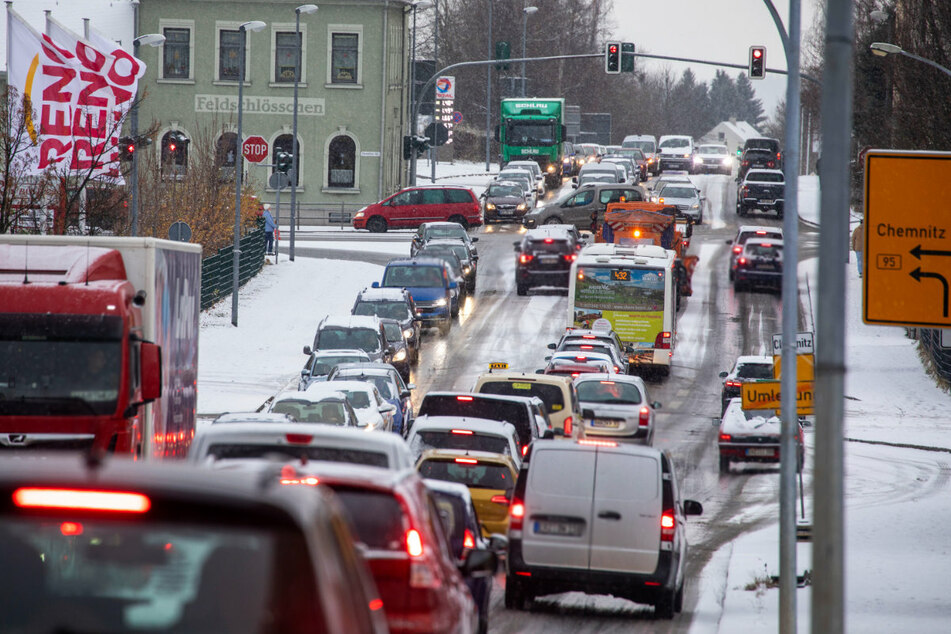 Es ging nur schleppend voran: Straßenglätte sorgte am Montag für Chaos auf den Straßen.