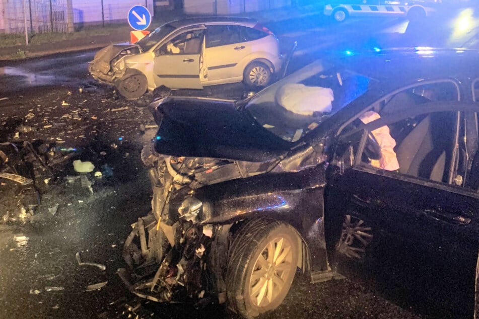 Die Autos wurden bei dem Frontalunfall in Eschweiler massiv beschädigt.