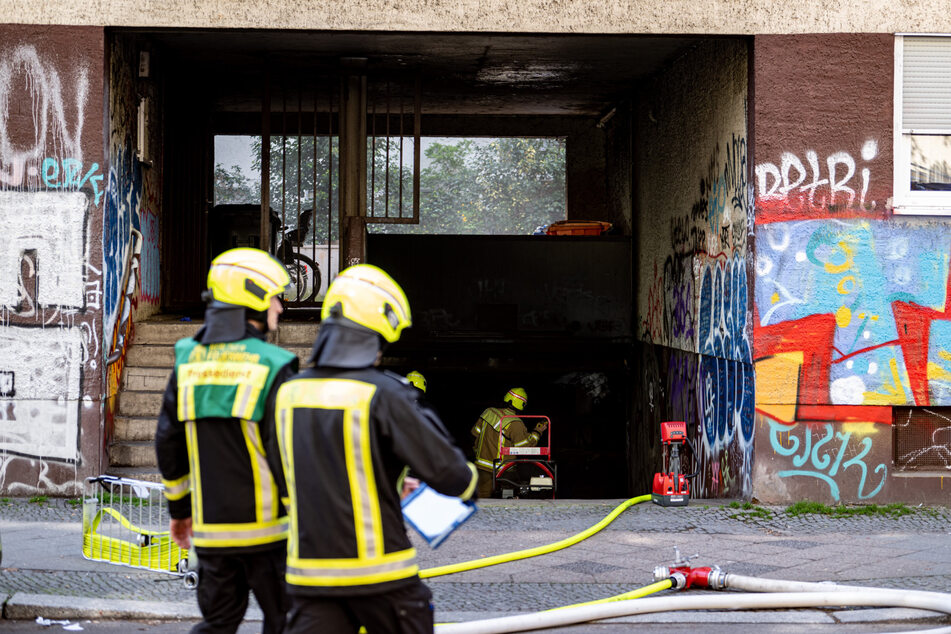 Berlin: Feuerwehr rückt in Neukölln aus - Auto brennt in Tiefgarage