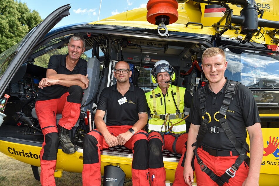 Christophs Besatzung: Pilot Mario Hartmann (54, v.l.n.r.), Notfallsanitäter Daniel Wallis (42), Notarzt Dr. Arne Fleischhacker (41) und Bordtechniker Johannes Veit (29).