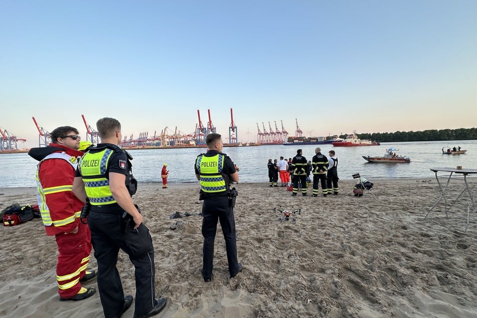 Von dem Vermissten fehlt weiterhin jede Spur. Suchaktionen der Hamburger Feuerwehr, Polizei und DLRG mit Tauchern und Hubschraubern blieben bislang erfolglos. Die Suche wurde bereits am späten Montagabend eingestellt.