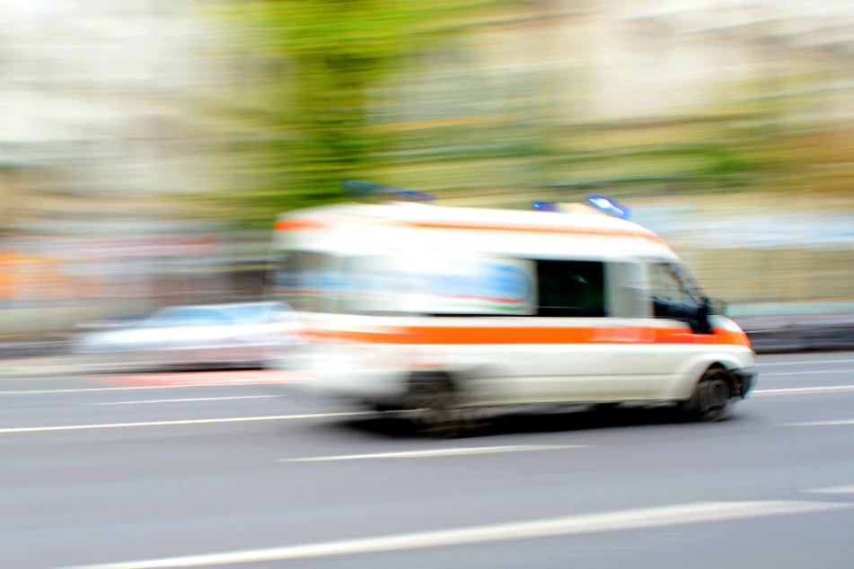 Mutter und Kind kamen in einem Krankenwagen ins Krankenhaus. (Symbolbild)