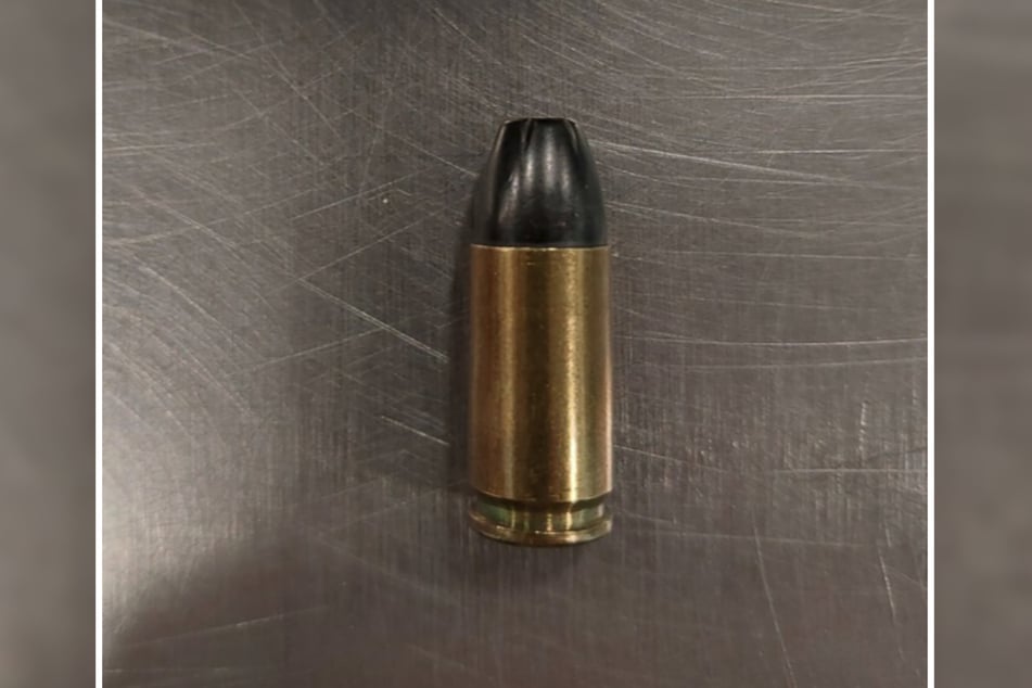 Im Handgepäck des Mannes fanden die Beamten eine scharfe 9-Millimeter-Patrone.