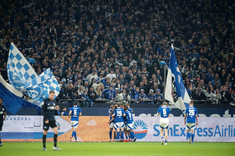 Das Eröffnungsspiel der 2. Bundesliga findet auf Schalke statt.