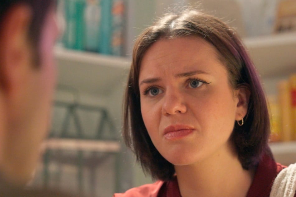 Derweil hat Jess (Juana Nagel, 29) erfahren, mit wem sie verwechselt worden ist – mit Lou Mahler!