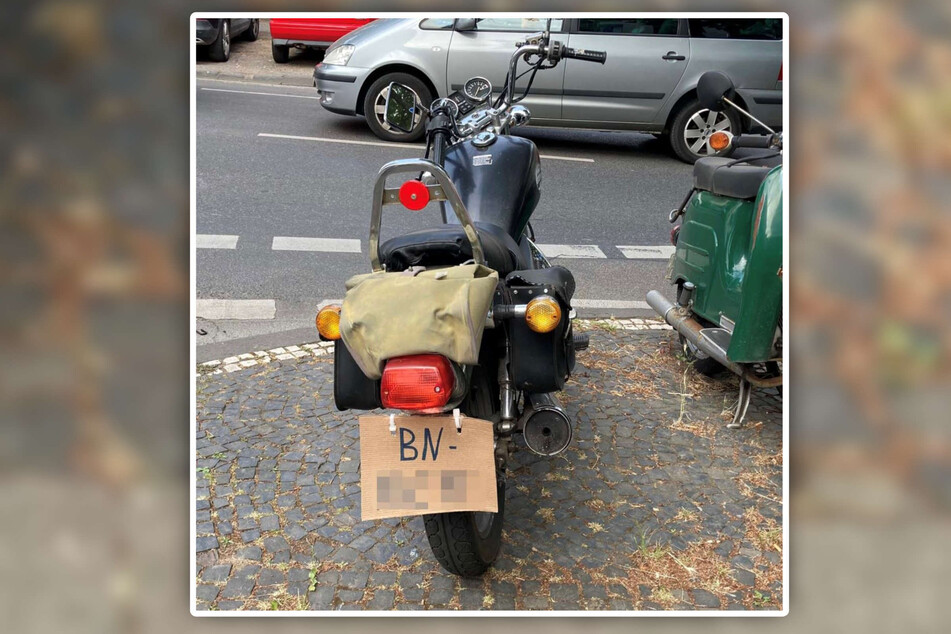 Der 61-Jährige hatte statt eines Kennzeichens ein Pappschild an seinem Motorrad montiert.