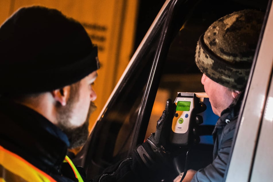 Fahrer besoffen unterwegs: Vier Kinder im Auto, darunter ein Säugling