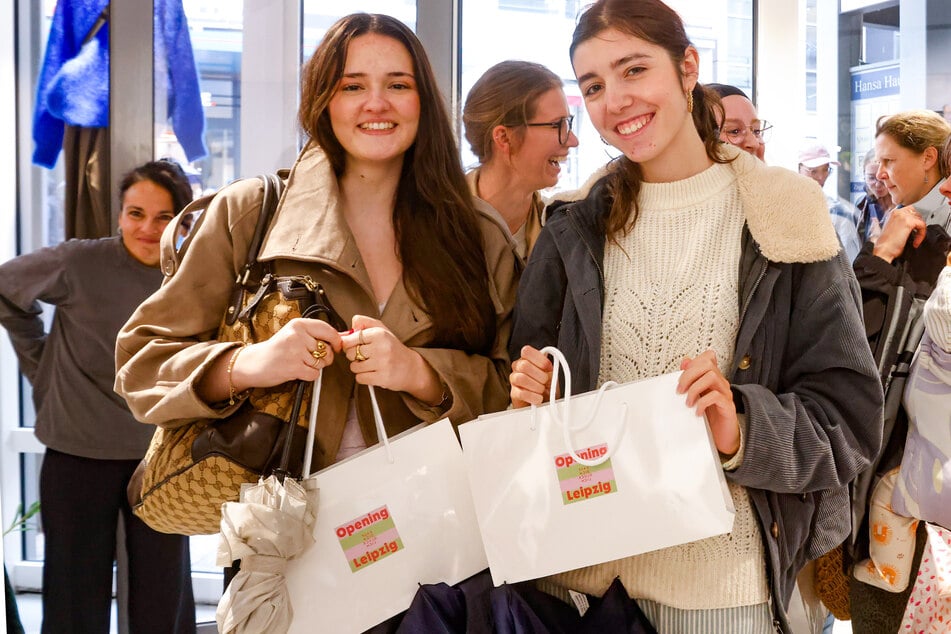 Die Studentinnen Maria (20, l.) und Nora (19) gehörten zu den ersten Kundinnen.