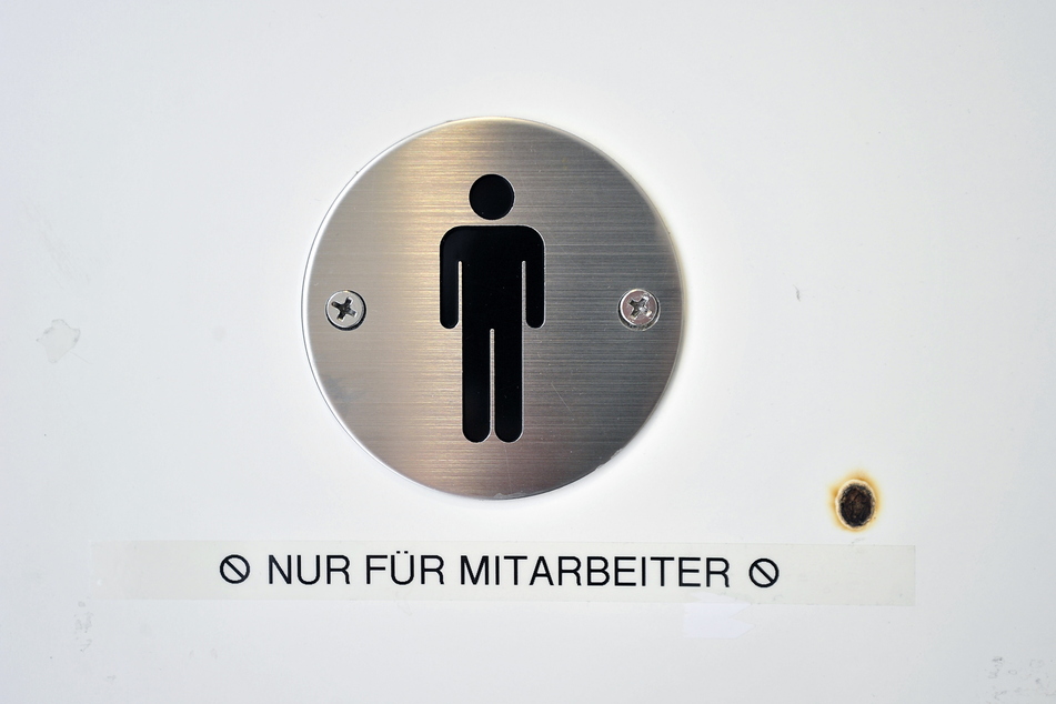 An der verschlossenen Tür des Kunden-WCs steht jetzt der Hinweis: nur für Mitarbeiter.