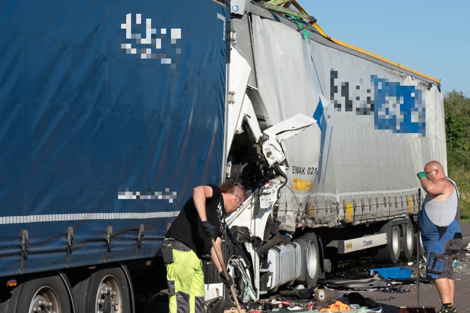 Unfall A14: Tödlicher Unfall auf der A14: Brummi-Fahrer reagiert zu spät und kracht in Auflieger