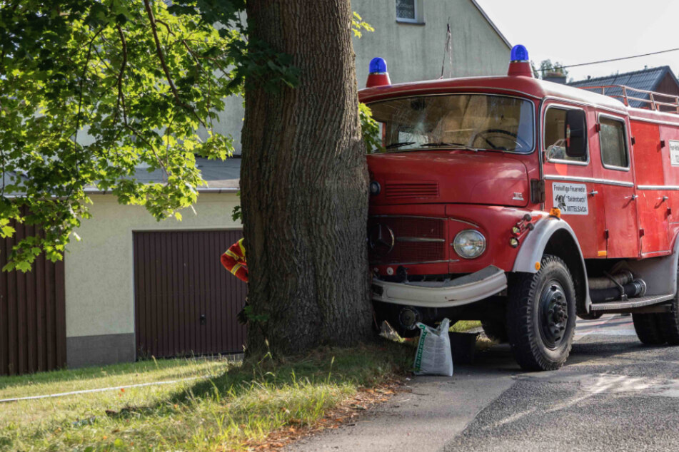 Feuerwehrauto kracht bei Einsatzfahrt gegen Baum: Mehrere Verletzte