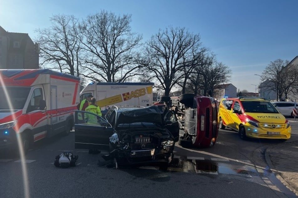 Durch die Wucht des Aufpralls kippte der VW der Frau auf die Seite.