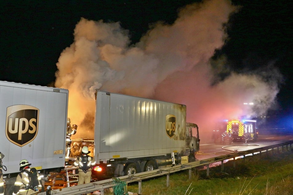 Dichter Rauch stieg in den Nachthimmel über der A81 auf.