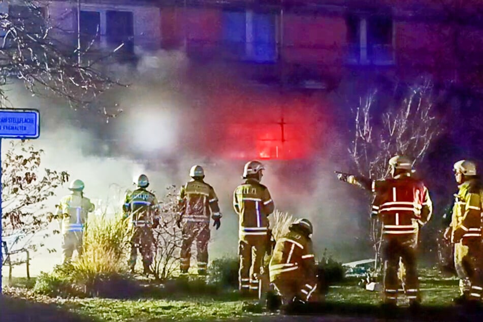 Die Feuerwehr kämpfte gegen die Flammen, die aus einer Erdgeschosswohnung loderten.