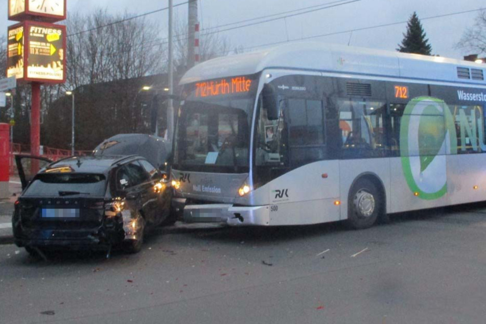 Auto kracht an Bahnübergang in Linienbus: Drei Verletzte müssen in Klinik