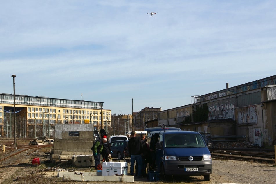 Mit einer Drohne filmen die Mordermittler den Leichenfundort aus der Luft.