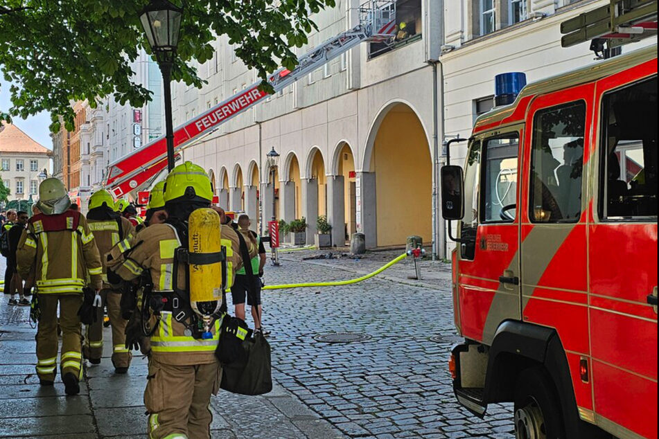 Im Nikolaiviertel in Berlin-Mitte hat eine Wohnung gebrannt und eine Folgebrand ausgelöst.