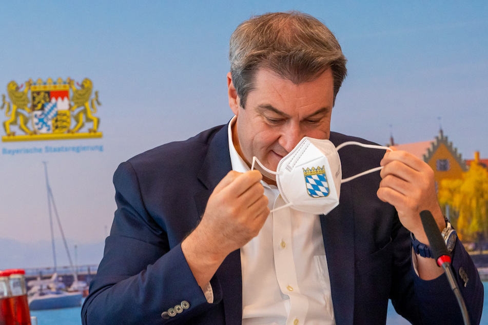 Markus Söder (54, CSU), Ministerpräsident von Bayern, nimmt zu Beginn der Sitzung des bayerischen Kabinetts seine FFP2-Maske ab.