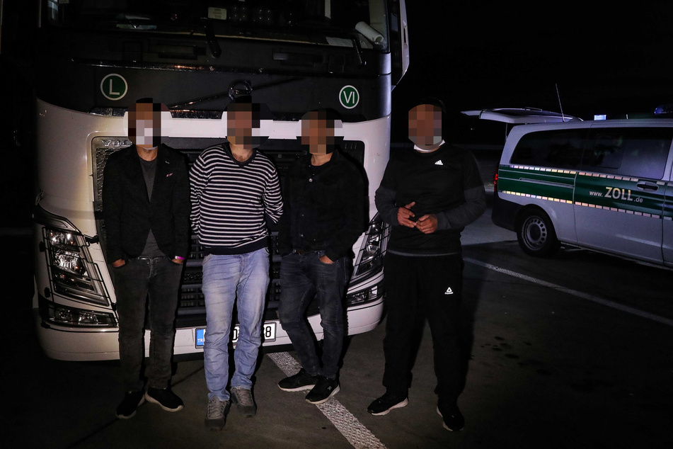 Die Männer versteckten sich zwischen Obstkisten.