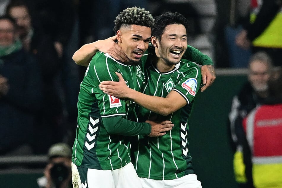 Nach Traumpass von Yukinari Sugawara (r.) gelang Werders Justin Njinmah der Ausgleich.