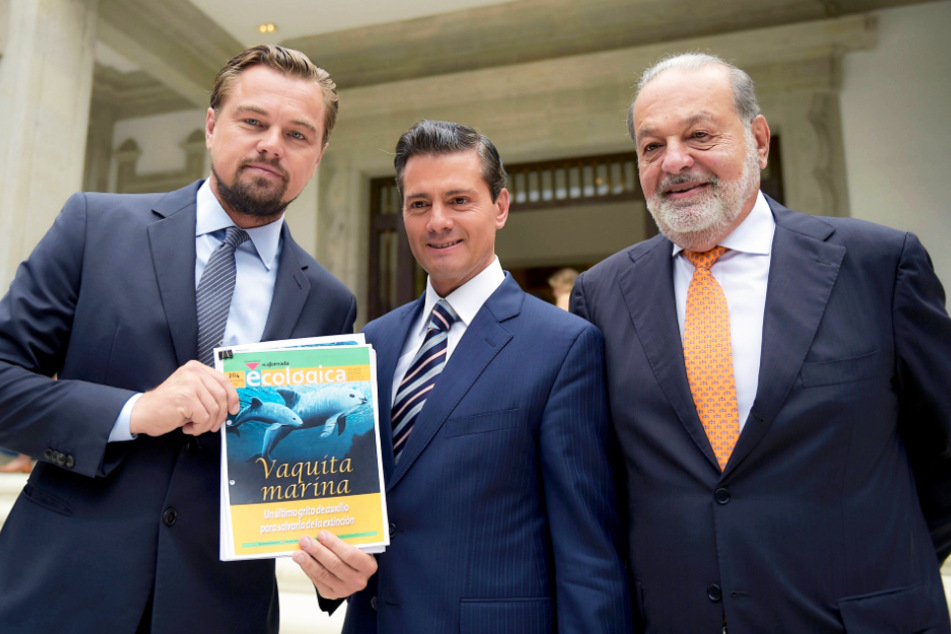 Hollywood-Star Leonardo DiCaprio (l.) sprach mit dem damaligen mexikanischen Präsidenten Enrique Pena Nieto (M.) und dem Milliardär Carlos Slim über die Rettung der Vaquitas.