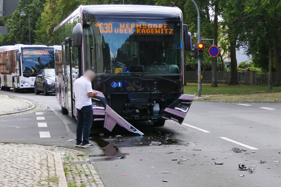 Der Bus wurde im Frontbereich beschädigt.