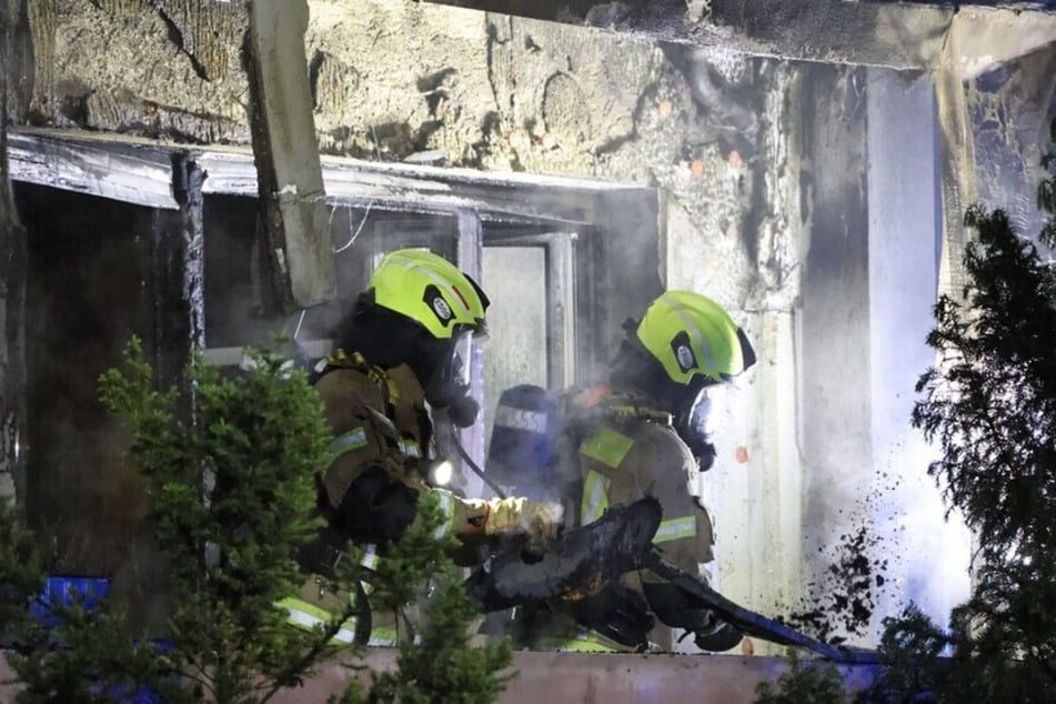 Die 18 Brandbekämpfer waren gut eine Stunde in dem Mehrfamilienhaus in Gesundbrunnen beschäftigt.