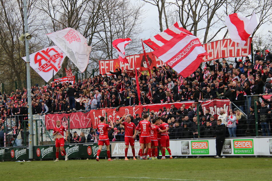 Die Zwickauer bejubeln vor ihrem Anhang das Freistoßtor von Cemal Sezer.