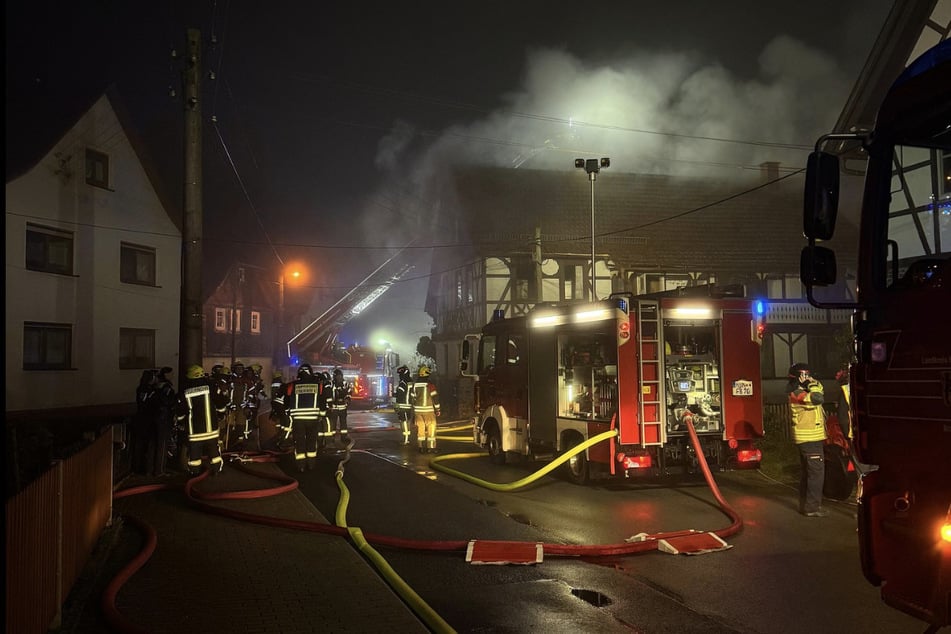 Das Feuer breitete sich schnell aus.