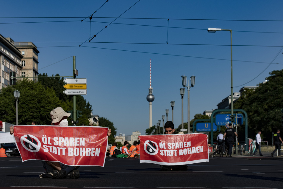 Mitglieder der Gruppe "Letzte Generation" behindern immer wieder den Berliner Verkehr. (Archivbild)