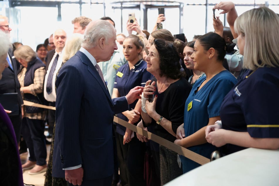 König Charles III. (75) scheute keinen Körperkontakt und unterhielt sich mit Fans und dem Klinikpersonal.