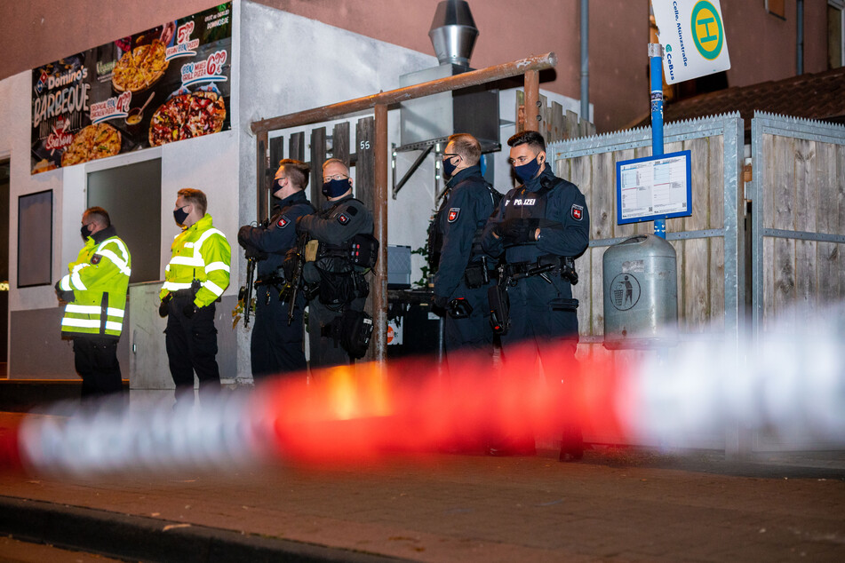 Polizisten sichern den Zugang zu einem Hinterhof eines Hauses im Bereich Harburger Berg.