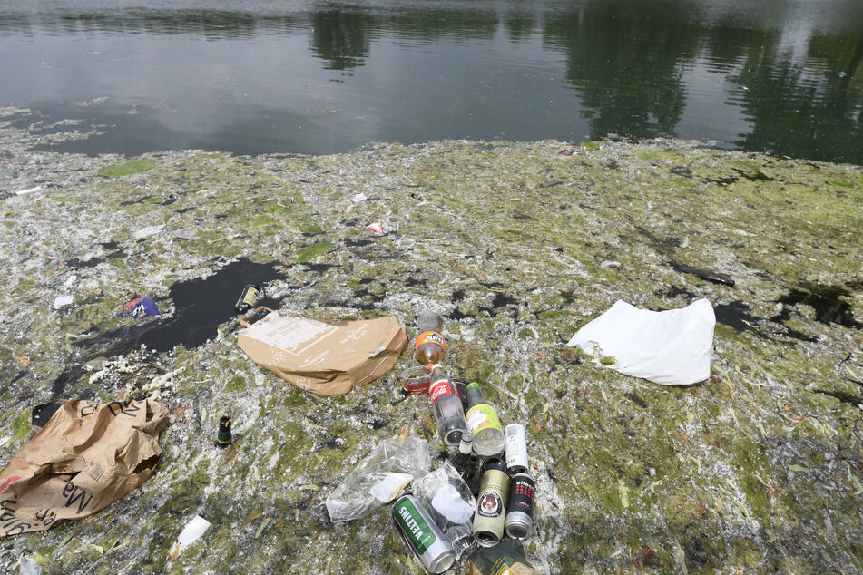 Leere Flaschen und anderer Müll schwammen als letzte Überreste einer Party im Aachener Weiher, nachdem 1000 Teilnehmer vor einer Woche an dem Kölner Hotspot gefeiert hatten.