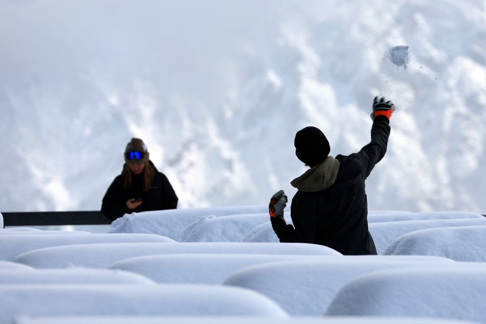 In der Oberpfalz ist eine Schneeballschlacht mit einem Polizeieinsatz und mehreren Anzeigen geendet. (Symbolfoto)