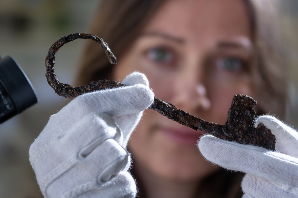 Archäologiestudenten graben ab 4. Oktober nach einem im Mittelalter verschwundenen Dorf bei Harzgerode. Eine Voruntersuchung ergab Hunderte Funde, wie diesen eisernen Schlüssel.